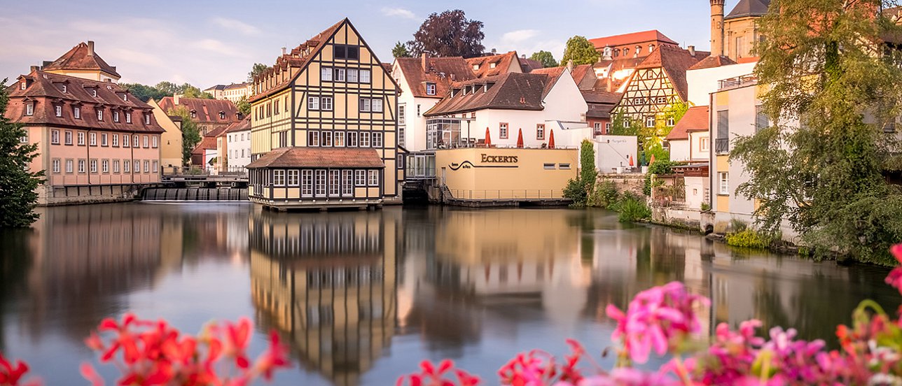 Das Eckerts Wirtshaus spiegelt sich in der Regnitz