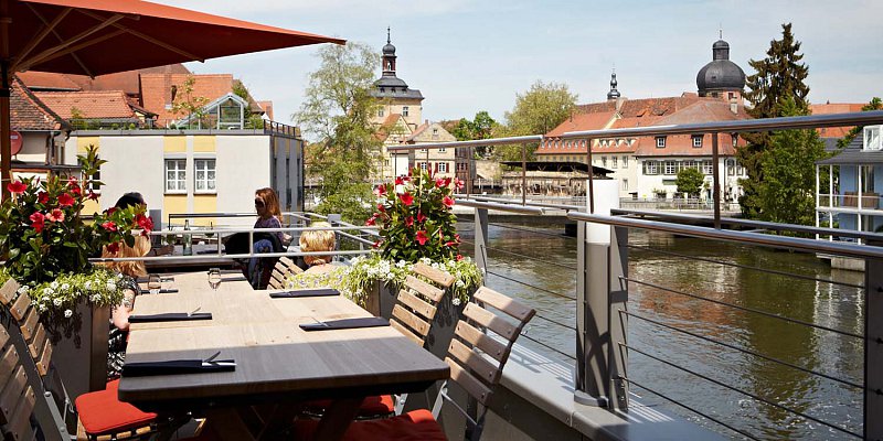 Die Eckerts Dachterrasse mit Blick auf den Fluss und die Altstadt von Bamberg